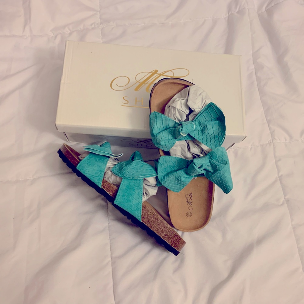 NWT Size 7.5 Teal bow sandals